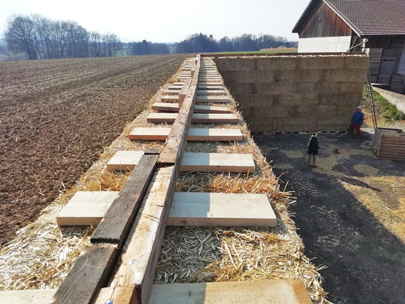 06 Lasttragende Halle Daemmung Strohballen Aufbau 2