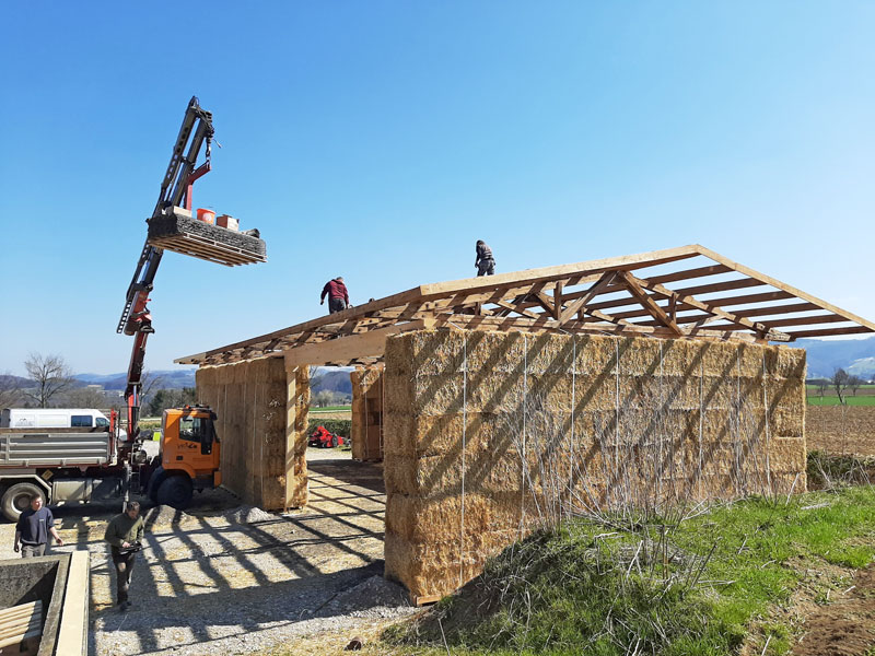 17 Lasttragende Halle Daemmung Strohballen eindecken Dachstuhl 2
